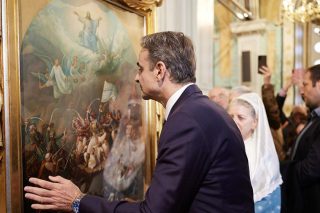 Οταν ο πρωθυπουργός ασπάστηκε ένα έργο τέχνης